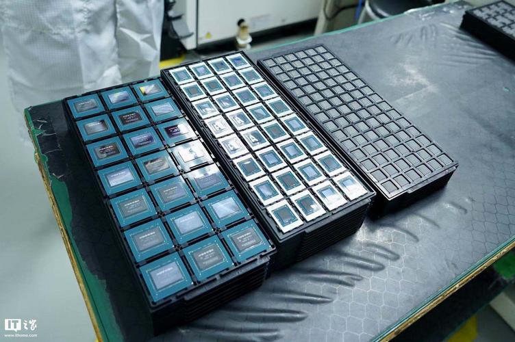 电源管理芯片…… 在机械革命组装工厂中有一条极为重要的产品生产线